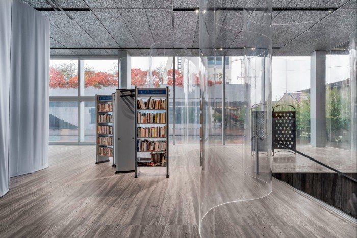 Goshcka Macuga’s screen in the form of a concertina bookshelf full of books