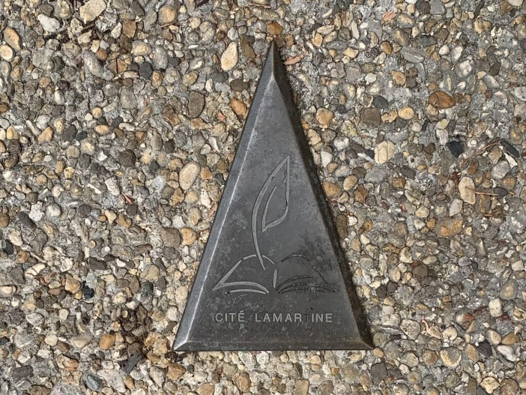 Cité Lamartine marking along Le Tracé De La Plume