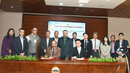 Officials of Bepza and Vernon &amp; Oliver Furniture Company Limited at an agreement signing ceremony at Bepza Complex, Dhaka  on 26 November 2023. Photo: Courtesy