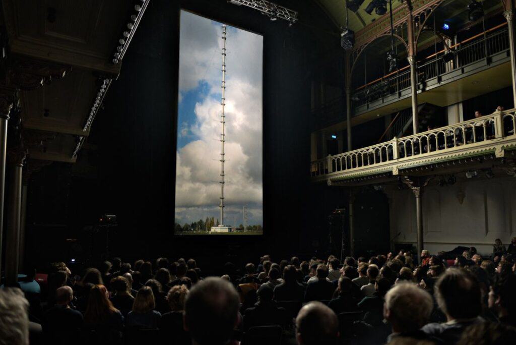 Vertical Cinema, Susan Schuppli, Atmospheric Feedback Loops, zdjęcie Pieter Kers: źródło: http://www.resettheapparatus.net/corpus-work/vertical-cinema.html