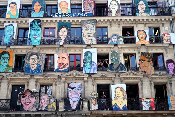 TOPSHOT - People visit 59 Rivoli Art Gallery as art works of French artist Cesar Seize are exhibit on the building facade in Paris, on July 9, 2023. (Photo by Sergei GAPON / AFP) / RESTRICTED TO EDITORIAL USE - MANDATORY MENTION OF THE ARTIST UPON PUBLICATION - TO ILLUSTRATE THE EVENT AS SPECIFIED IN THE CAPTION (Photo by SERGEI GAPON/AFP via Getty Images)