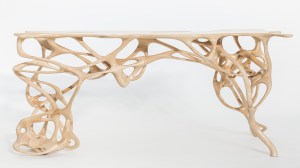 Producción de una nueva edición de la mesa de madera en madera de arce (clara) con los archivos antiguos, aunque Francesco hará una transformación en ellos para minimizar las juntas.