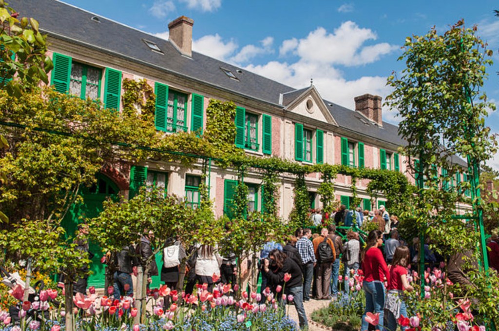 Claude Monet house and garden in Giverny. Photo: Michal Osmenda, Wikimedia Commons.