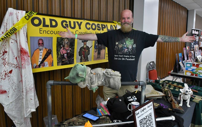 Brad Bradley at his Old Guy Cosplay table. The Melbourne Toy and Comic Con was held at the Melbourne Auditorium. The event featured over 60 vendors, popular comic book artists, cosplayers, contests, panels, and several Hollywood guests.