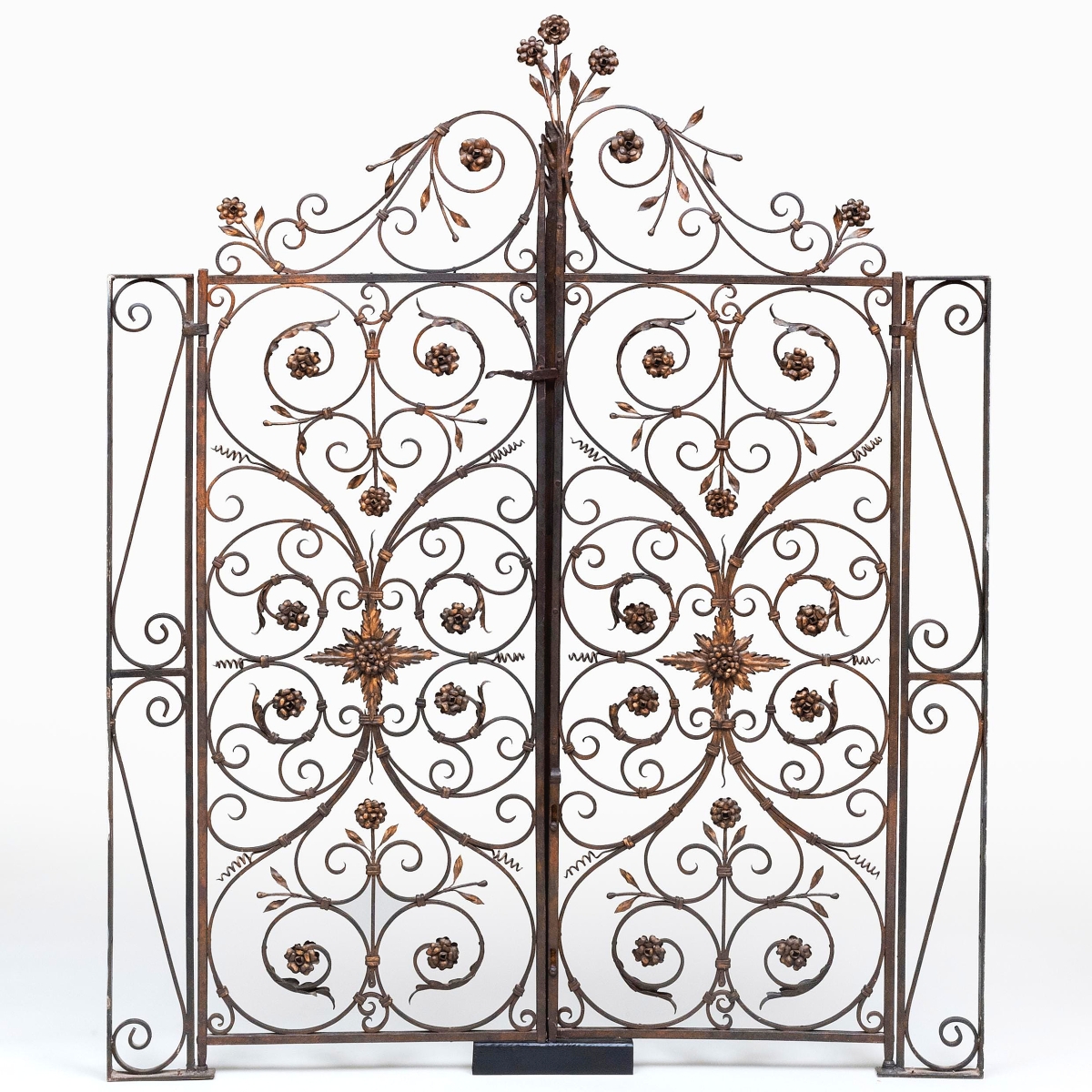 Pellettieri’s keen eye for quality was not relegated to just furniture, sculpture and decorative arts. It was also evident in this Italian iron and parcel-gilt hinged gate, possibly from Florence, Italy, standing 6 feet 1½ inches high and 5 feet wide. Reaching $27,000 from an estimate of $1,5/3,000, it was the top lot of the sale.