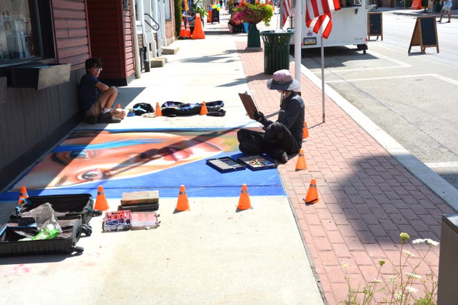 Erika Lalita Thurkins, of Pennsylvania, continues to paint her piece late Sunday afternoon in Uptown Somerset.