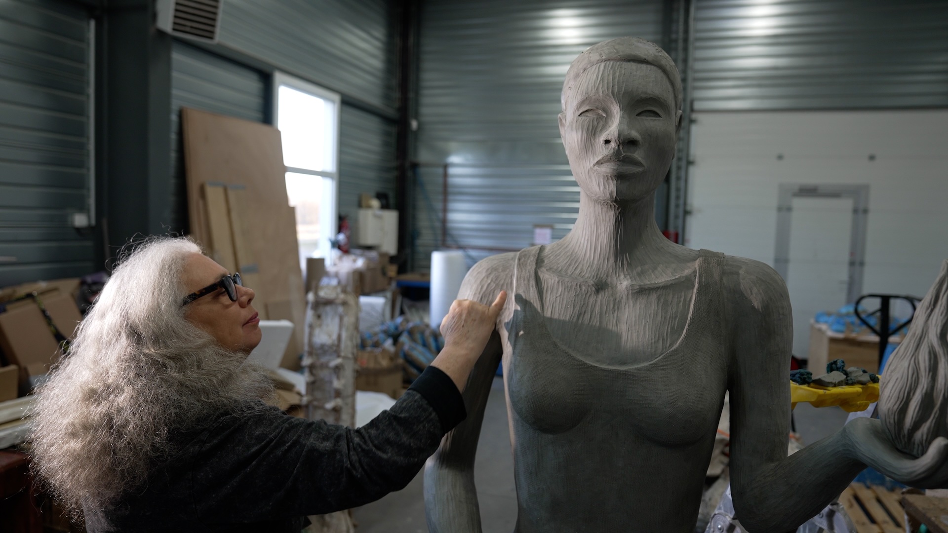 Alison Saar creating her 'Salon' sculpture