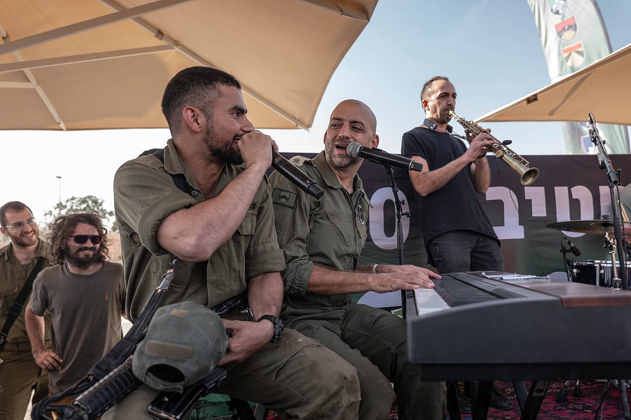 Israeli singer Idan Raichel performs live to soldiers at an army base in southern Israel, October 31, 2023. (Chen Schimmel/Flash90)